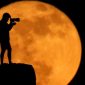 Fenomena Strawberry Moon. (Foto: REUTERS/Borja Suarez)