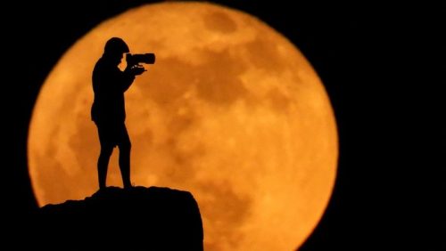 Fenomena Strawberry Moon. (Foto: REUTERS/Borja Suarez)