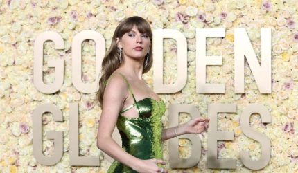 Taylor Swift menghadiri Golden Globe Awards 2024 di Beverly Hills setelah dinobatkan sebagai musisi wanita terkaya sepanjang sejarah versi Forbes.