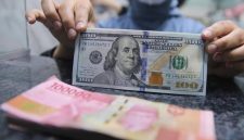 Pergerakan rupiah menguat terhadap dolar AS pada perdagangan terbaru didorong kebijakan Bank Indonesia dan pelemahan dolar global ( Foto : CNBC Indonesia/Faisal Rahman)