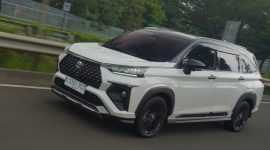 Toyota Veloz Hybrid tampil sebagai pemenang Low MPV Otomotif Award 2026 berkat efisiensi bahan bakar dan performa unggul.( Foto : Rizky.A/Gridoto.com)