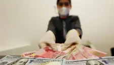 Pergerakan nilai tukar rupiah yang menguat tipis terhadap dolar AS dipengaruhi sentimen global menjelang pengumuman hasil rapat FOMC. (Foto : Liputan6.com/Johan Tallo)