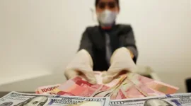 Pergerakan nilai tukar rupiah yang menguat tipis terhadap dolar AS dipengaruhi sentimen global menjelang pengumuman hasil rapat FOMC. (Foto : Liputan6.com/Johan Tallo)