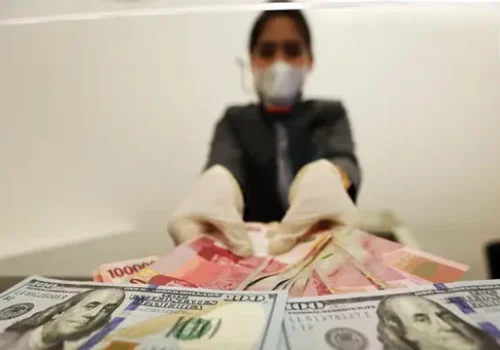 Pergerakan nilai tukar rupiah yang menguat tipis terhadap dolar AS dipengaruhi sentimen global menjelang pengumuman hasil rapat FOMC. (Foto : Liputan6.com/Johan Tallo)