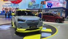 Booth Daihatsu di GIIAS 2026 menampilkan mobil konsep, kendaraan elektrifikasi, dan promo menarik di ICE BSD City, Tangerang.(Foto : Liputan6.com/Arief Aszhari)