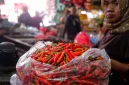 Pedagang menata cabai dan bahan pangan di pasar tradisional seiring kenaikan harga pangan yang memicu inflasi.(Foto : Liputan6.com/Angga Yuniar)