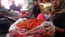 Pedagang menata cabai dan bahan pangan di pasar tradisional seiring kenaikan harga pangan yang memicu inflasi.(Foto : Liputan6.com/Angga Yuniar)