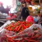Pedagang menata cabai dan bahan pangan di pasar tradisional seiring kenaikan harga pangan yang memicu inflasi.(Foto : Liputan6.com/Angga Yuniar)