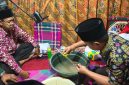 Prosesi penurunan benda pusaka di Rumah Gedang Rio Jayo sebagai rangkaian Kenduri Sko Enam Luhah di Sungai Penuh, Kamis, 2 Juli 2026. ( Foto iNBrita)