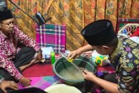 Prosesi penurunan benda pusaka di Rumah Gedang Rio Jayo sebagai rangkaian Kenduri Sko Enam Luhah di Sungai Penuh, Kamis, 2 Juli 2026. ( Foto iNBrita)