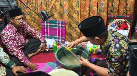 Prosesi penurunan benda pusaka di Rumah Gedang Rio Jayo sebagai rangkaian Kenduri Sko Enam Luhah di Sungai Penuh, Kamis, 2 Juli 2026. ( Foto iNBrita)