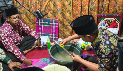Prosesi penurunan benda pusaka di Rumah Gedang Rio Jayo menjelang Kenduri Sko Enam Luhah di Sungai Penuh.