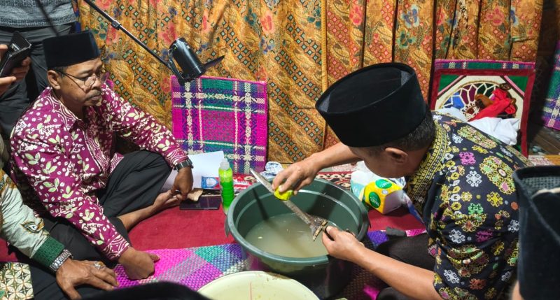 Prosesi penurunan benda pusaka di Rumah Gedang Rio Jayo sebagai rangkaian Kenduri Sko Enam Luhah di Sungai Penuh, Kamis, 2 Juli 2026. ( Foto iNBrita)