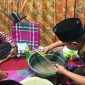 Prosesi penurunan benda pusaka di Rumah Gedang Rio Jayo sebagai rangkaian Kenduri Sko Enam Luhah di Sungai Penuh, Kamis, 2 Juli 2026. ( Foto iNBrita)