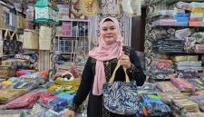 Beragam produk souvenir pernikahan tersusun rapi di Alfiandra Wedding Souvenir, Cipinang, Jakarta Timur, yang terus berinovasi mengikuti tren pasar.(Foto : KOMPAS.com/ISNA RIFKA SRI RAHAYU)