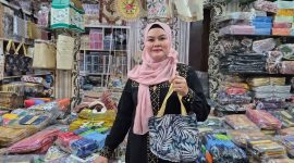 Beragam produk souvenir pernikahan tersusun rapi di Alfiandra Wedding Souvenir, Cipinang, Jakarta Timur, yang terus berinovasi mengikuti tren pasar.(Foto : KOMPAS.com/ISNA RIFKA SRI RAHAYU)