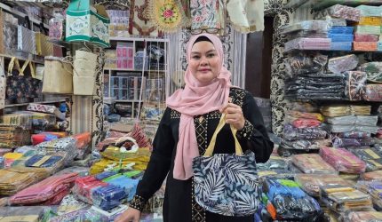 Rak display berisi berbagai souvenir pernikahan di Alfiandra Wedding Souvenir Jakarta