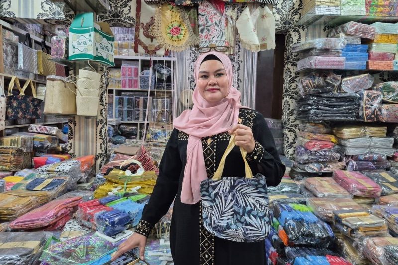 Beragam produk souvenir pernikahan tersusun rapi di Alfiandra Wedding Souvenir, Cipinang, Jakarta Timur, yang terus berinovasi mengikuti tren pasar.(Foto : KOMPAS.com/ISNA RIFKA SRI RAHAYU)