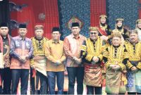 Ketua DPRD Kota Sungai Penuh Hutri Randa bersama pimpinan dan anggota DPRD menghadiri puncak Kenduri Sko Enam Luhah di Anjungan Utama Tanah Mendapo, Sungai Penuh, Sabtu (4/7/2026).
