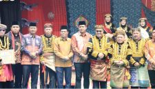 Ketua DPRD Kota Sungai Penuh Hutri Randa bersama pimpinan dan anggota DPRD menghadiri puncak Kenduri Sko Enam Luhah di Anjungan Utama Tanah Mendapo, Sungai Penuh, Sabtu (4/7/2026).