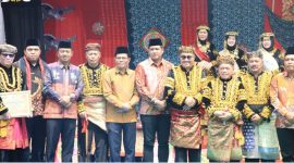 Ketua DPRD Kota Sungai Penuh Hutri Randa bersama pimpinan dan anggota DPRD menghadiri puncak Kenduri Sko Enam Luhah di Anjungan Utama Tanah Mendapo, Sungai Penuh, Sabtu (4/7/2026).