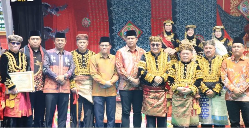 Ketua DPRD Kota Sungai Penuh Hutri Randa bersama pimpinan dan anggota DPRD menghadiri puncak Kenduri Sko Enam Luhah di Anjungan Utama Tanah Mendapo, Sungai Penuh, Sabtu (4/7/2026).
