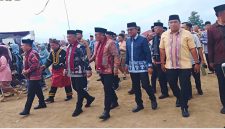Ketua DPRD Kota Sungai Penuh Hutri Randa bersama pimpinan dan anggota DPRD menghadiri puncak Kenduri Sko Enam Luhah di Anjungan Utama Tanah Mendapo, Sungai Penuh, Sabtu (4/7/2026).
