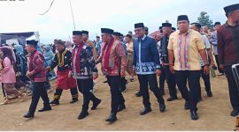 Ketua DPRD Kota Sungai Penuh Hutri Randa bersama pimpinan dan anggota DPRD menghadiri puncak Kenduri Sko Enam Luhah di Anjungan Utama Tanah Mendapo, Sungai Penuh, Sabtu (4/7/2026).