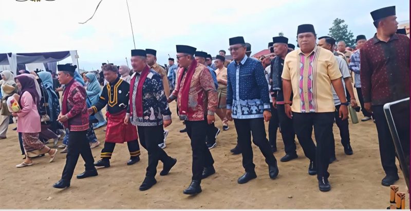Ketua DPRD Kota Sungai Penuh Hutri Randa bersama pimpinan dan anggota DPRD menghadiri puncak Kenduri Sko Enam Luhah di Anjungan Utama Tanah Mendapo, Sungai Penuh, Sabtu (4/7/2026).