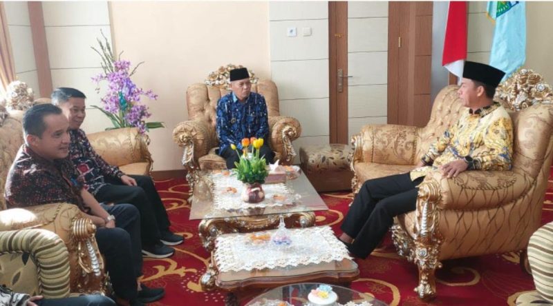 Wawako Azhar Hamzah menerima kunjungan Wakil Bupati Mukomuko di Sungai Penuh, Kamis (2/7/2026).