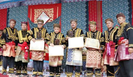 Wako Alfin menerima gelar adat Depati Susun Negroi Tanoh Sunge Pnoh.