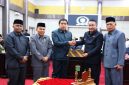 Wali Kota Alfin menghadiri sidang paripurna DPRD Kota Sungai Penuh terkait Ranperda Pertanggungjawaban APBD 2025, Selasa (14/7).