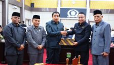 Wali Kota Alfin menghadiri sidang paripurna DPRD Kota Sungai Penuh terkait Ranperda Pertanggungjawaban APBD 2025, Selasa (14/7).