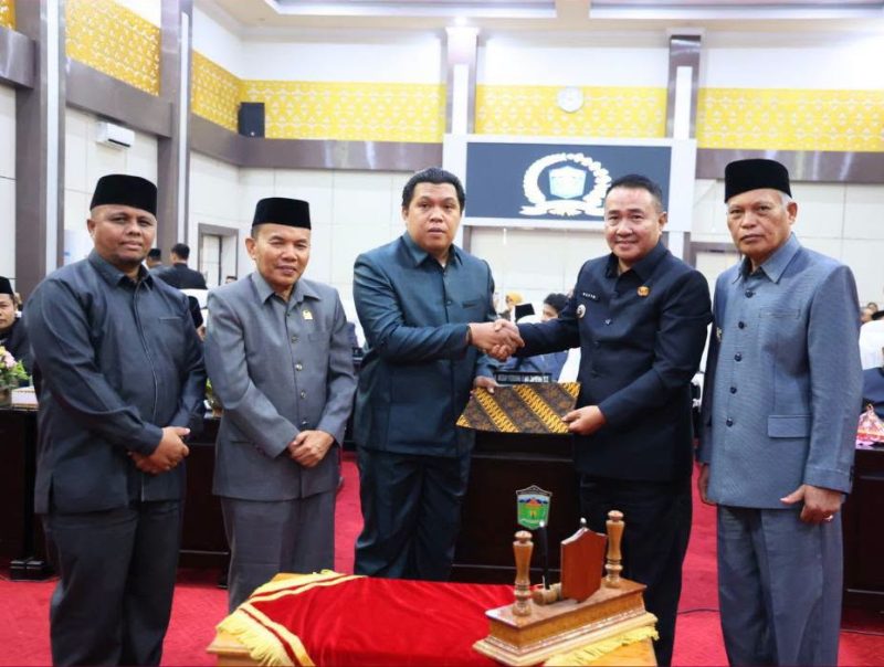 Wali Kota Alfin menghadiri sidang paripurna DPRD Kota Sungai Penuh terkait Ranperda Pertanggungjawaban APBD 2025, Selasa (14/7).