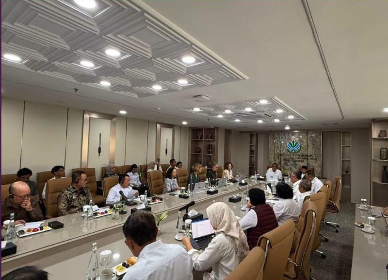 Wali Kota Sungai Penuh Alfin bersama Gubernur Jambi Al Haris saat audiensi dengan Kementerian Lingkungan Hidup/BPLH RI di Jakarta.