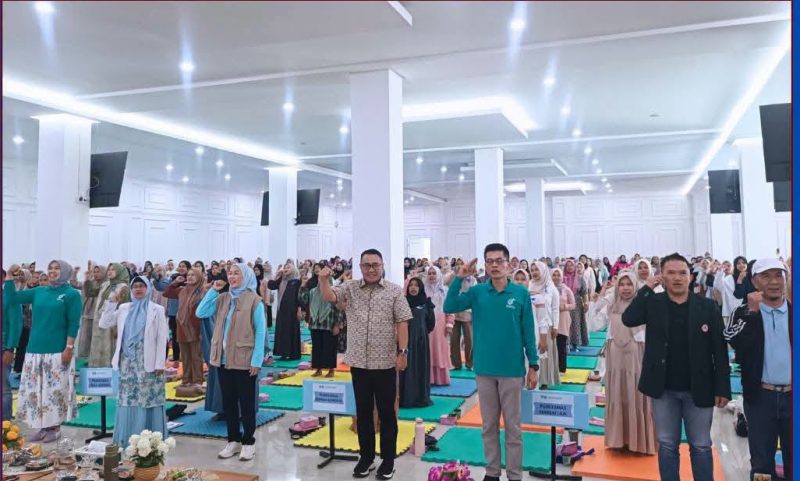 Ratusan ibu hamil mengikuti Gerakan Minum Susu Serentak dalam Gebyar Kelas Ibu Hamil di Kota Sungai Penuh, Minggu (26/7/2026).