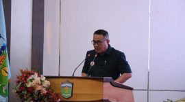 Wali Kota Sungai Penuh Alfin menyampaikan pengantar KUA-PPAS Tahun Anggaran 2027 dalam Rapat Paripurna DPRD Kota Sungai Penuh, Senin (27/7).