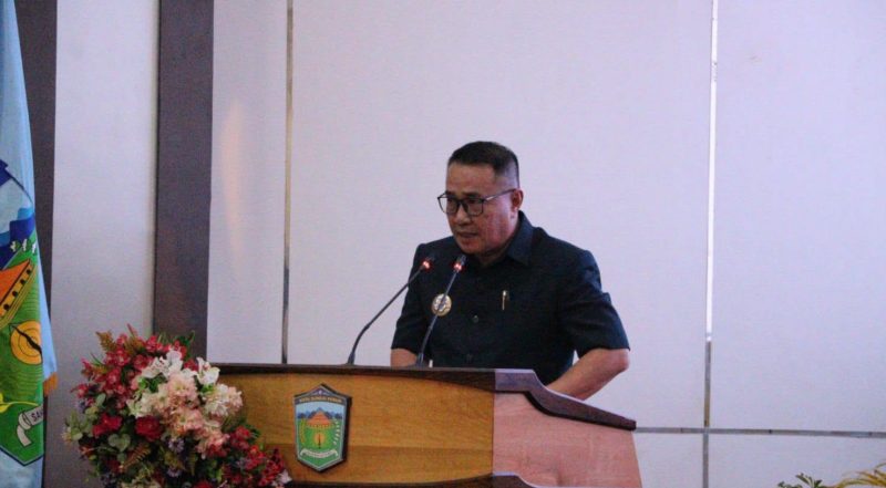 Wali Kota Sungai Penuh Alfin menyampaikan pengantar KUA-PPAS Tahun Anggaran 2027 dalam Rapat Paripurna DPRD Kota Sungai Penuh, Senin (27/7).