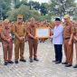 Sekda Alpian menyerahkan penghargaan kepada KUA Hamparan Rawang berprestasi nasional.