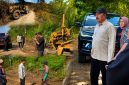 Bupati Kerinci Monadi meninjau progres pemeliharaan Jalan Selampaung-Masgo di Kecamatan Gunung Raya untuk memastikan pekerjaan berjalan sesuai target. ( Foto Kerinci Satu)