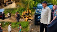 Bupati Kerinci Monadi meninjau progres pemeliharaan Jalan Selampaung-Masgo di Kecamatan Gunung Raya untuk memastikan pekerjaan berjalan sesuai target. ( Foto Kerinci Satu)