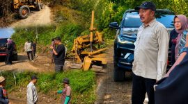 Bupati Kerinci Monadi meninjau progres pemeliharaan Jalan Selampaung-Masgo di Kecamatan Gunung Raya untuk memastikan pekerjaan berjalan sesuai target. ( Foto Kerinci Satu)