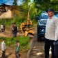 Bupati Kerinci Monadi meninjau progres pemeliharaan Jalan Selampaung-Masgo di Kecamatan Gunung Raya untuk memastikan pekerjaan berjalan sesuai target. ( Foto Kerinci Satu)
