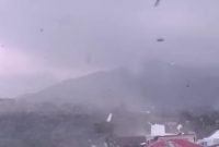 Petugas BPBD mendata rumah yang rusak akibat puting beliung di Kecamatan Siulak, Kerinci. ( Foto Signal Berita)