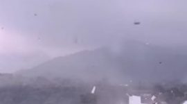 Petugas BPBD mendata rumah yang rusak akibat puting beliung di Kecamatan Siulak, Kerinci. ( Foto Signal Berita)