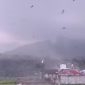 Petugas BPBD mendata rumah yang rusak akibat puting beliung di Kecamatan Siulak, Kerinci. ( Foto Signal Berita)