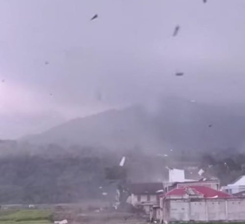 Petugas BPBD mendata rumah yang rusak akibat puting beliung di Kecamatan Siulak, Kerinci. ( Foto Signal Berita)