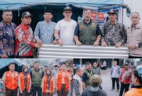 Bupati Kerinci Monadi menyerahkan bantuan kepada warga terdampak angin puting beliung di Desa Tutung Bungkuk, Kecamatan Siulak, ( Foto Kerinci Satu)