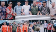 Bupati Kerinci Monadi menyerahkan bantuan kepada warga terdampak angin puting beliung di Desa Tutung Bungkuk, Kecamatan Siulak, ( Foto Kerinci Satu)