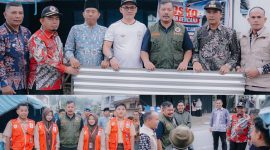 Bupati Kerinci Monadi menyerahkan bantuan kepada warga terdampak angin puting beliung di Desa Tutung Bungkuk, Kecamatan Siulak, ( Foto Kerinci Satu)